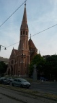 skt. annes kirke i budapest. En flot rødstens kirke med en høj tårn og en mindre rund tårn.